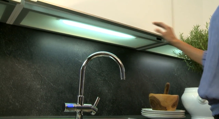 Кухни Нольте - Настенный шкаф с электроприводом и подсветкой